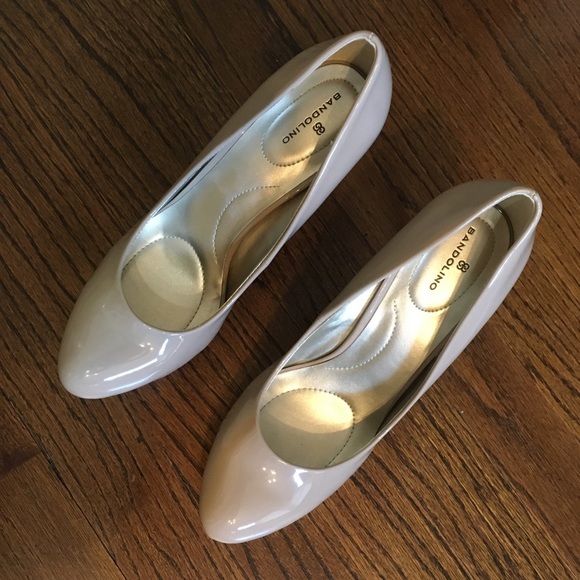 Bandolino | Beige Patent Heels - Picture 3 of 12